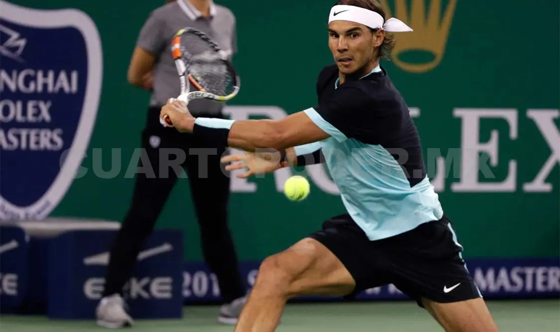 Rafael Nadal de España llega a la pelota en su partido contra Jo-Wilfried Tsonga. AP