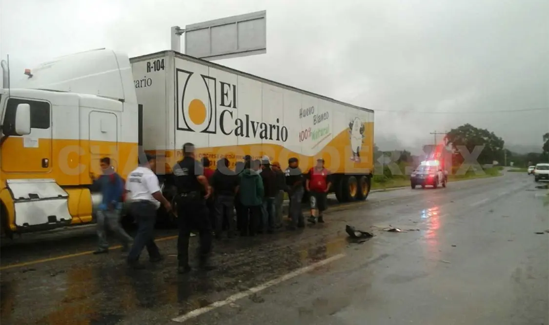 Pierde pierna al chocar con tráiler