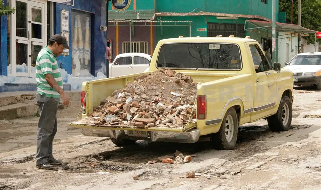 Basura en alcantarillas y baches, resultado de lluvias