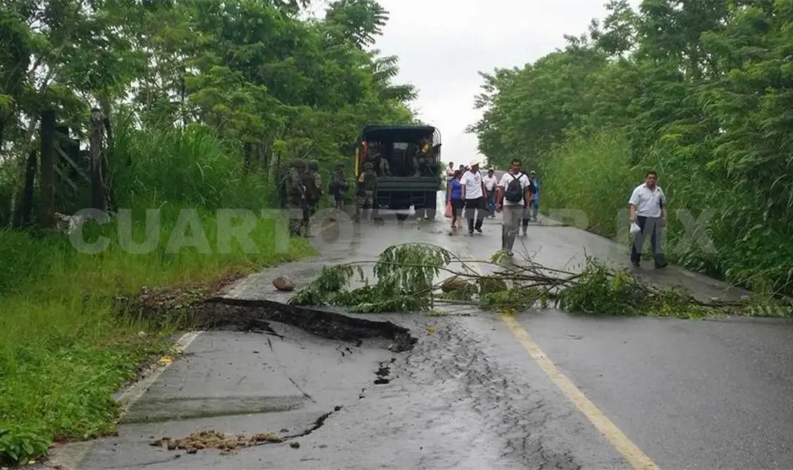 Avanza atención a caminos afectados