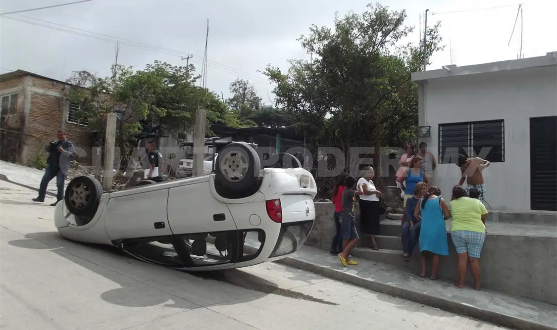 Vuelca auto con madre e hija