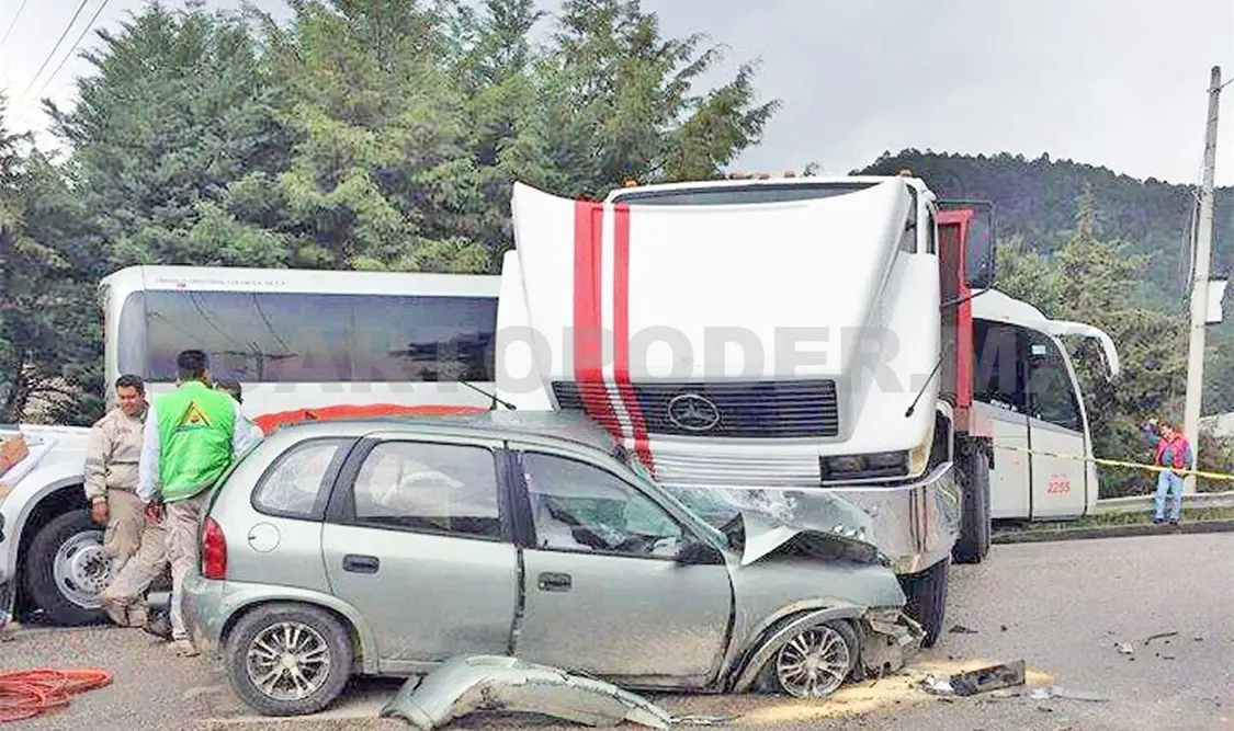 Muere conductor de Chevy aplastado por camión