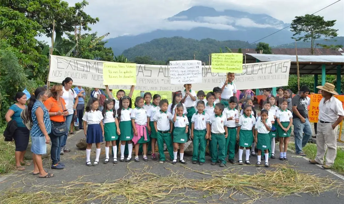 Con bloqueo carretero piden reabrir primaria