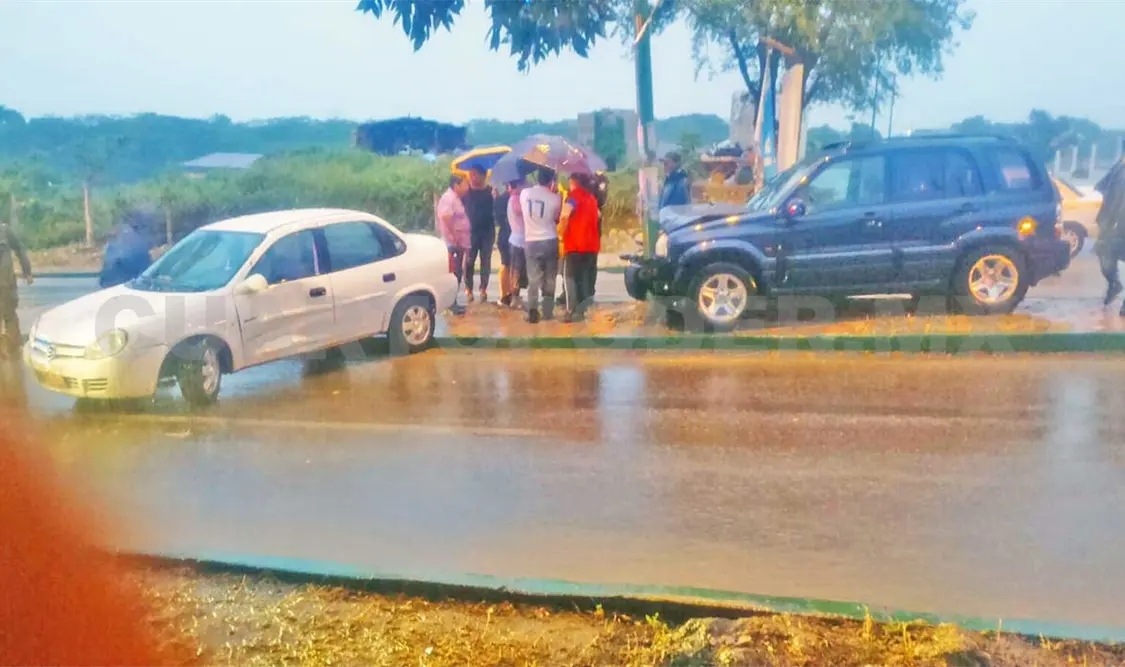 Choca contra auto y poste