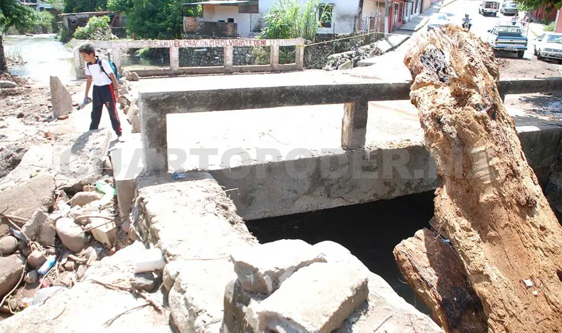 Colapsan dos puentes por intensas lluvias