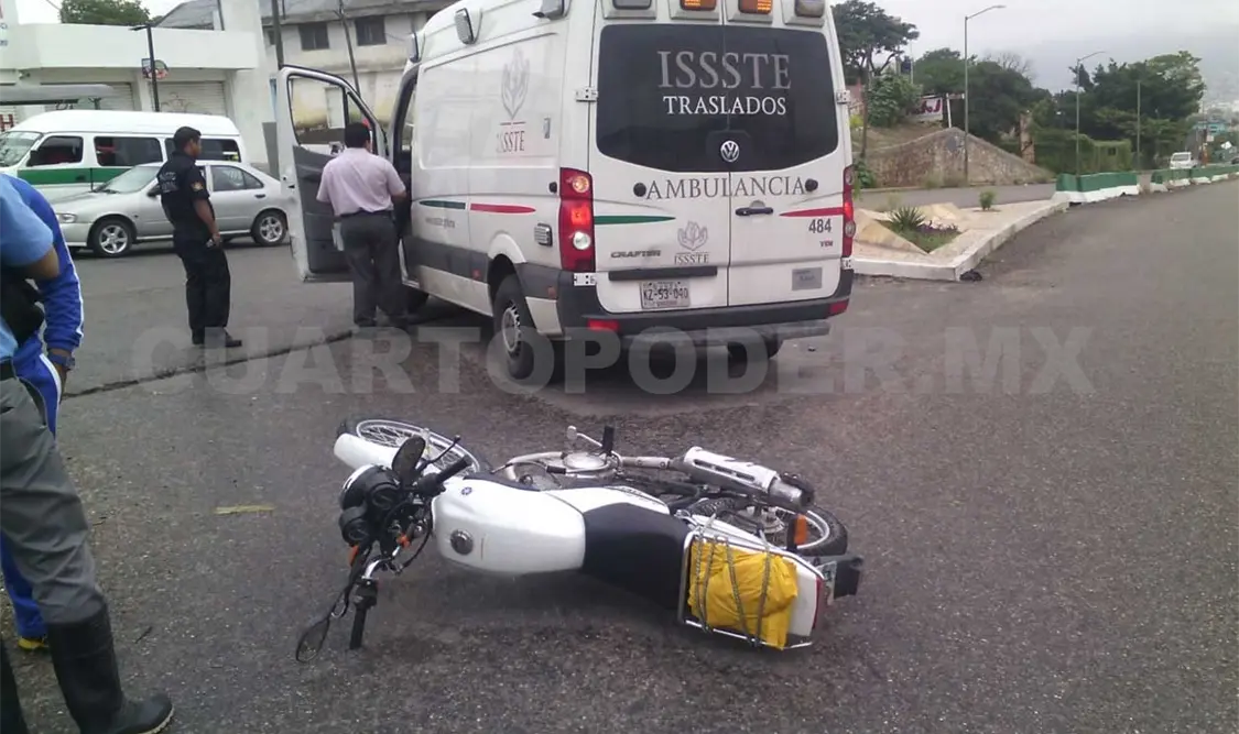 Ambulancia arrolla a moto