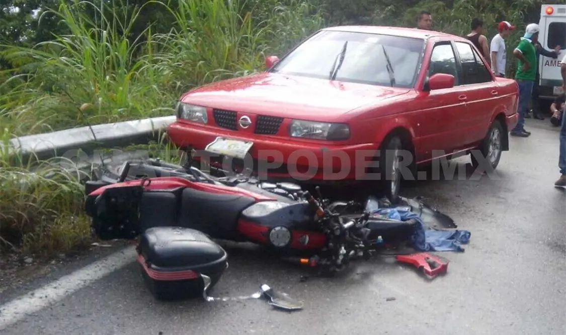Sobrevive motociclista a accidente carretero