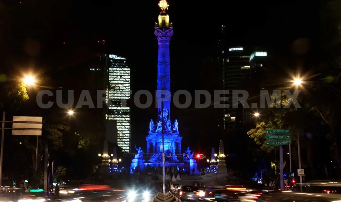 El Ángel de la Independencia en el DF se iluminó de azul la noche de este sábado. AP