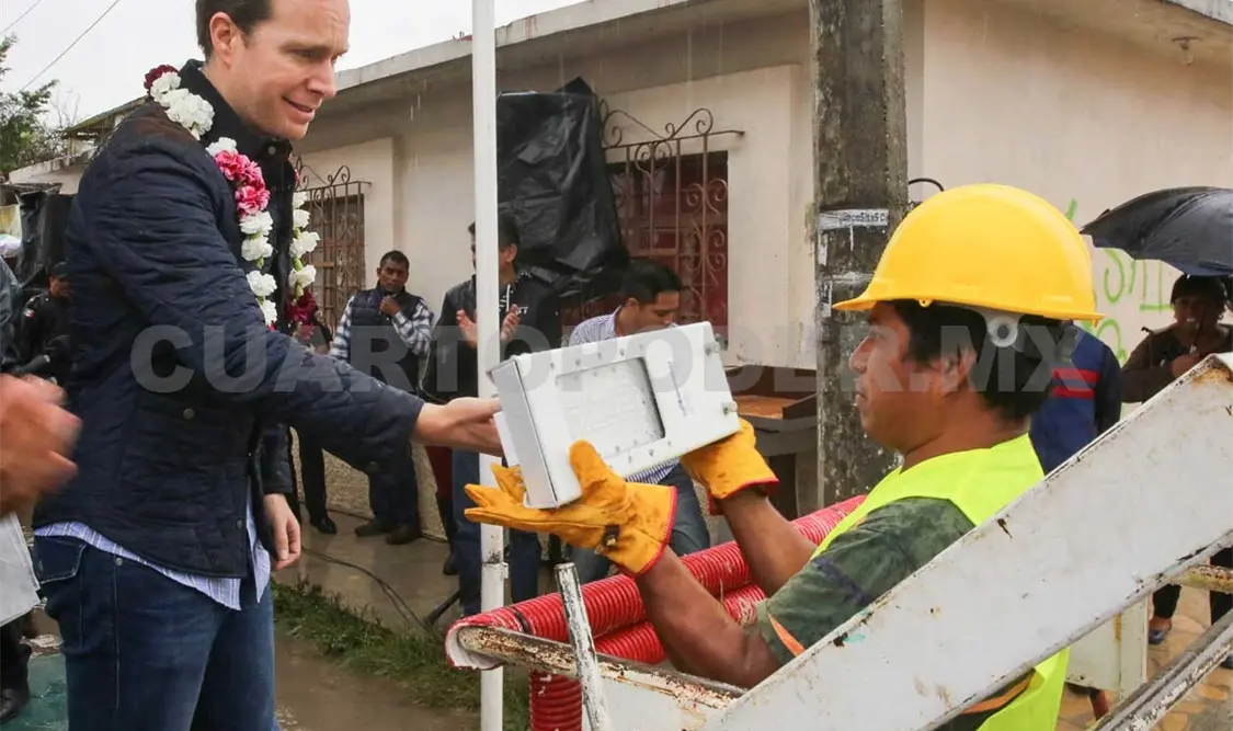 Velasco Coello hizo entrega de lamparas LED a comunidades de la entidad. CP