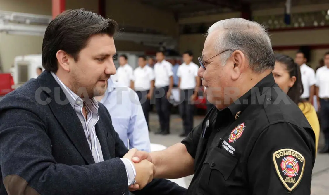 Entrega del comprobante de la primera transferencia al cuerpo de bomberos. CP