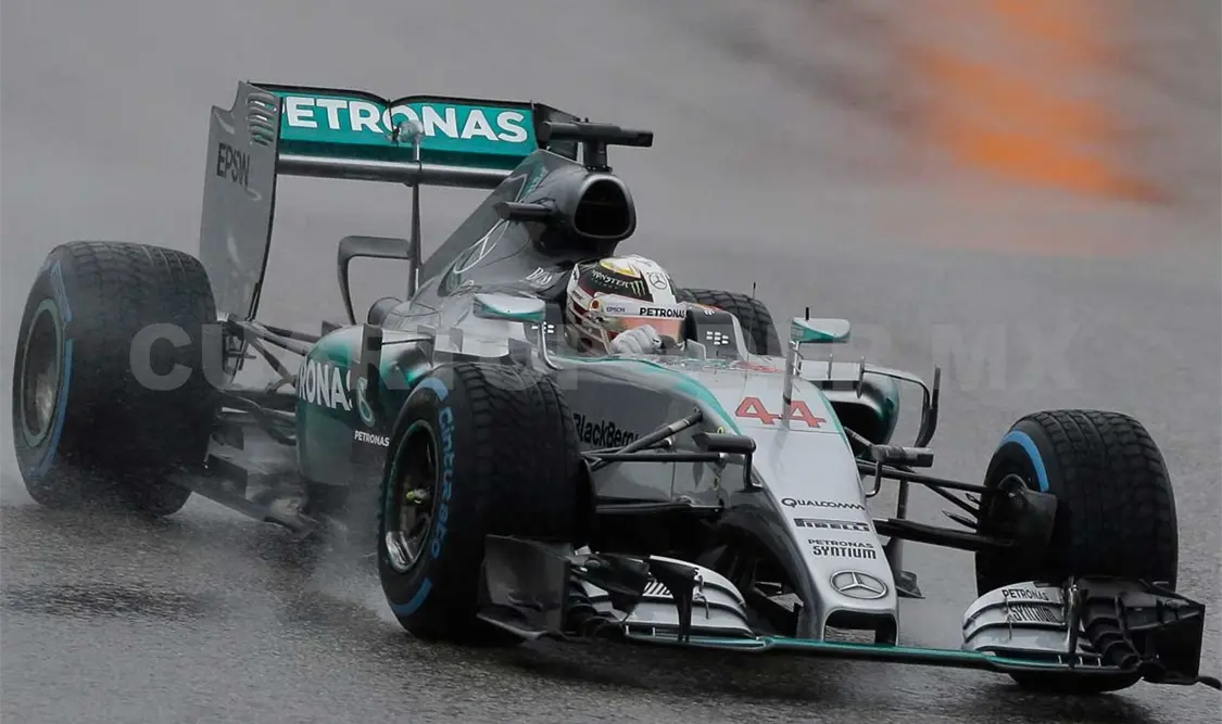 El piloto de Mercedes Lewis Hamilton, de Gran Bretaña, conduce su coche durante la tercera sesión de práctica para la carrera de Fórmula Uno automotriz de EE.UU.