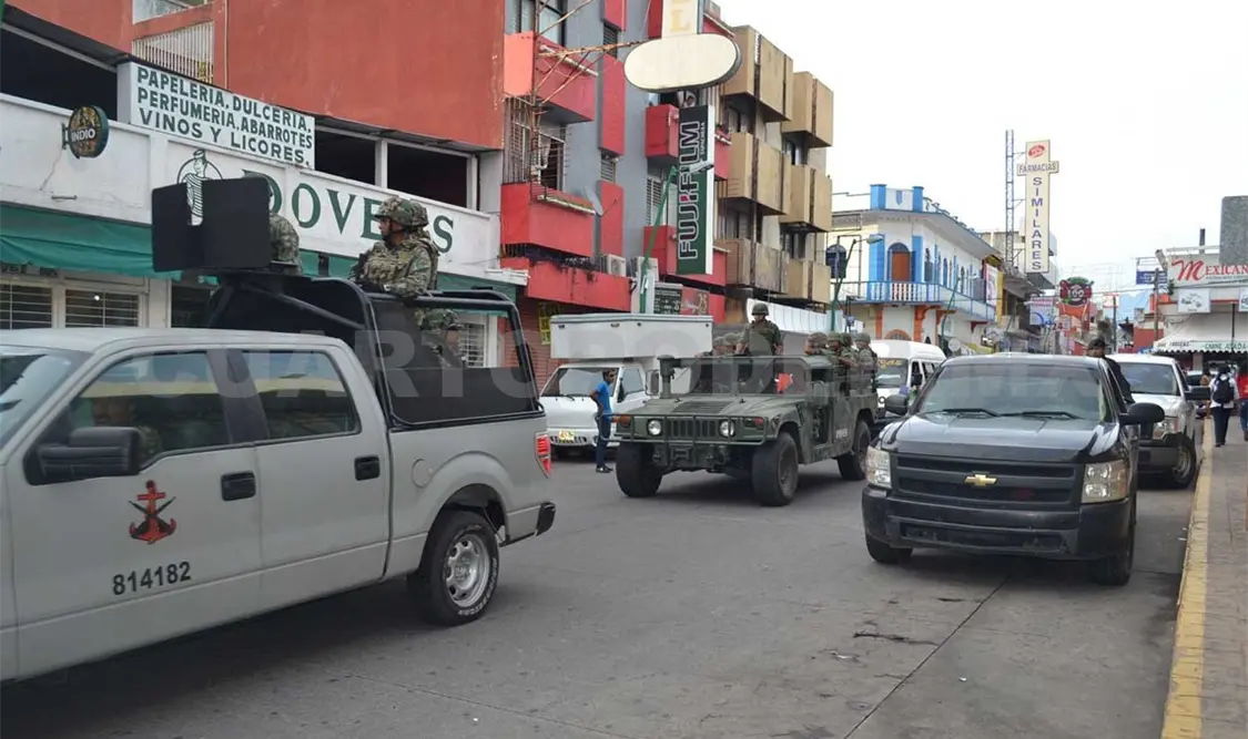 Marinos, soldados del Ejército y policías revisaron dos bares en Tapachula, donde aseguraron a siete guatemaltecos.