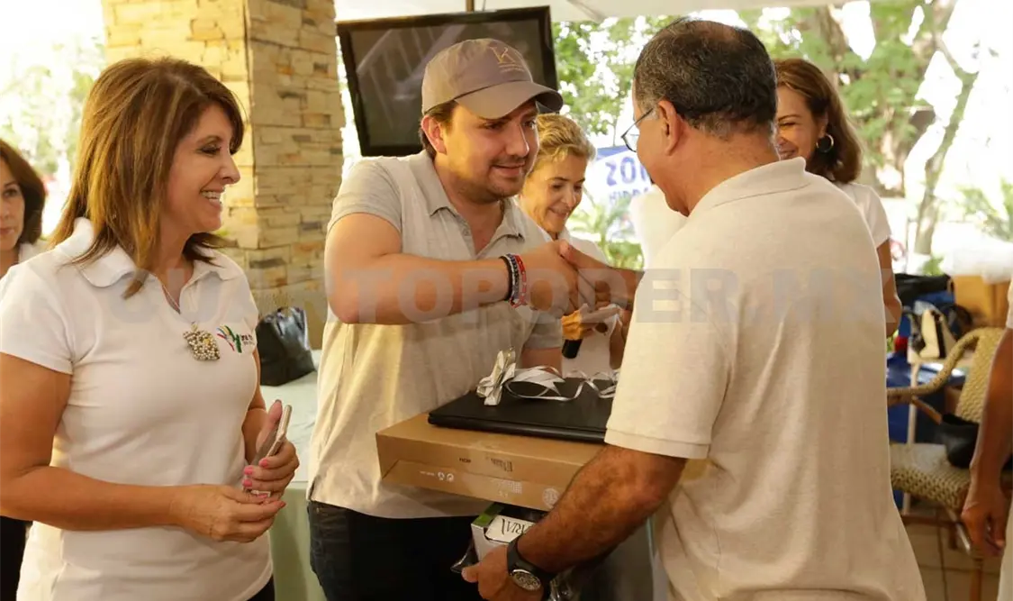 Reconoce Fernando Castellanos voluntad y trabajo de Una Mano Una Esperanza
