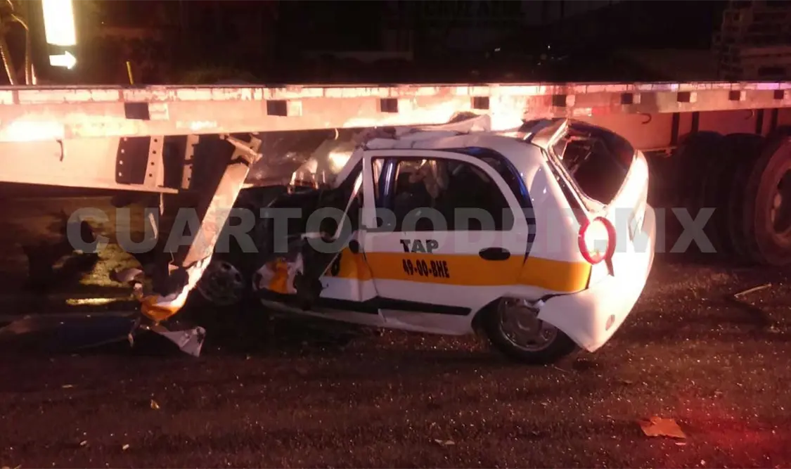 Muere taxista prensado bajo un tráiler en la Costera