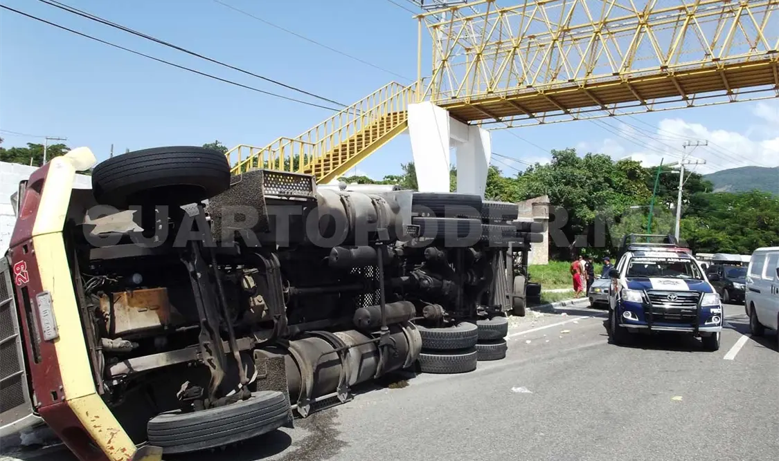 Tráiler cargado de leche vuelca; activa la rapiña