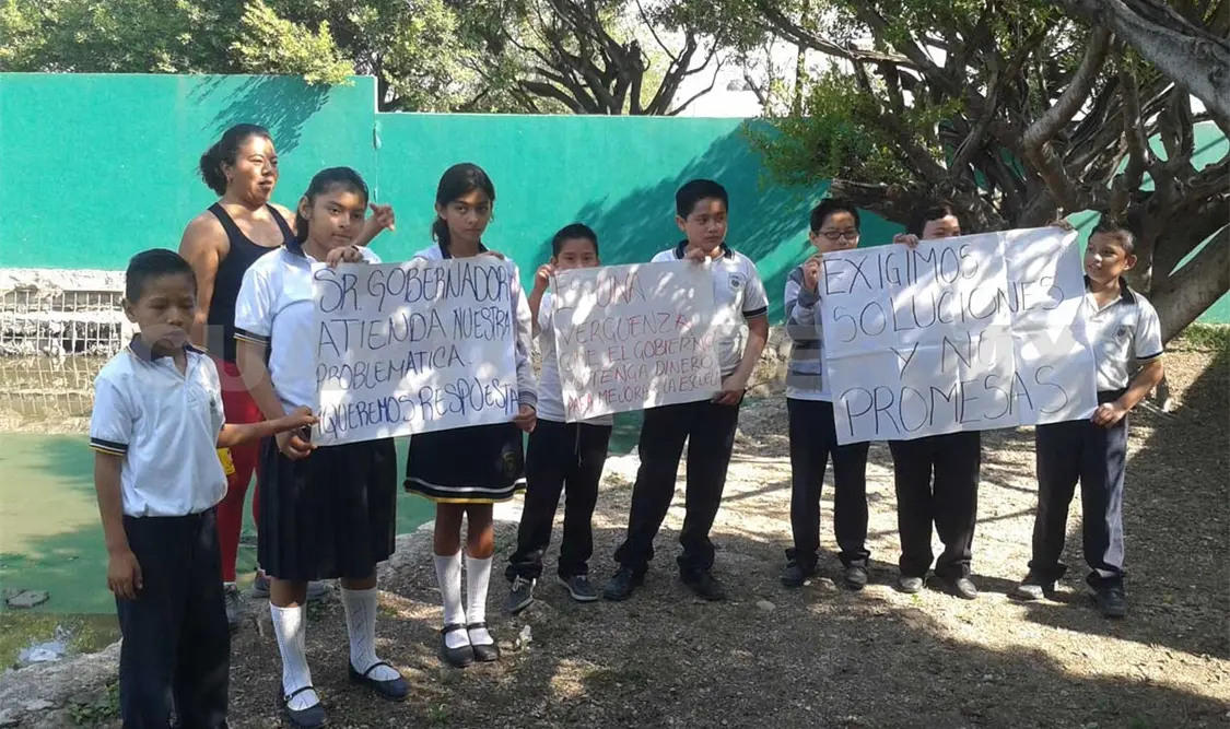 Padres de familia realizan bloqueo