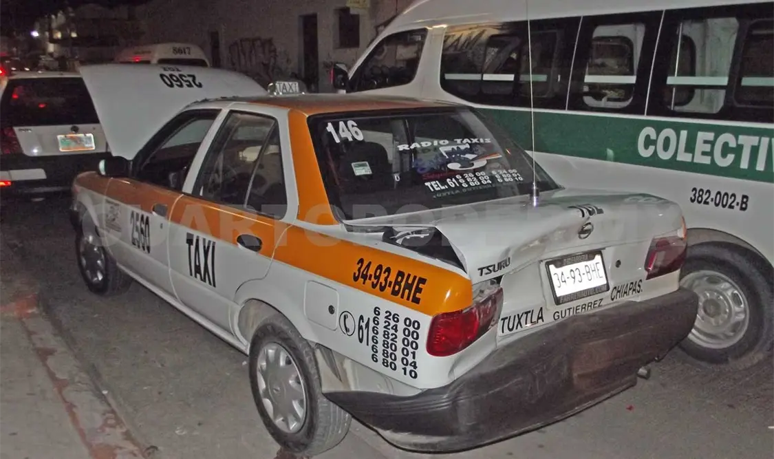 Taxi quedó hecho “sandwich”