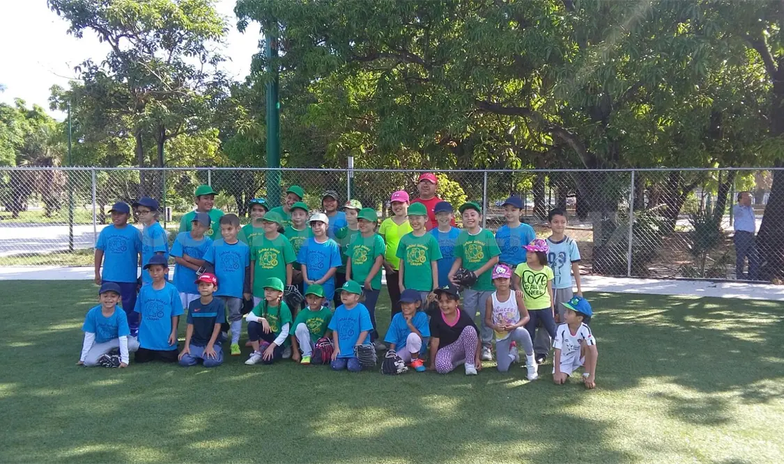 Al rededor de 45 niños y niñas integran la escuelita de Softbol, teniendo como sede las instalaciones del campo infantil de pelota blanca de Caña Hueca. Cortesía