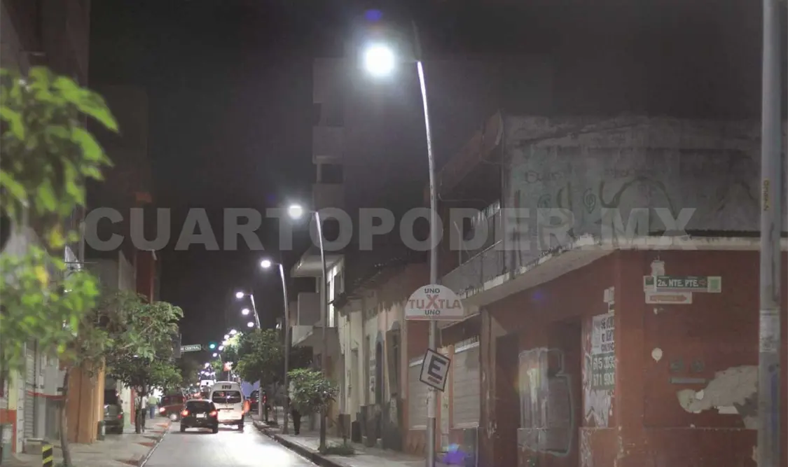 Instalan luminarias en calles de la ciudad