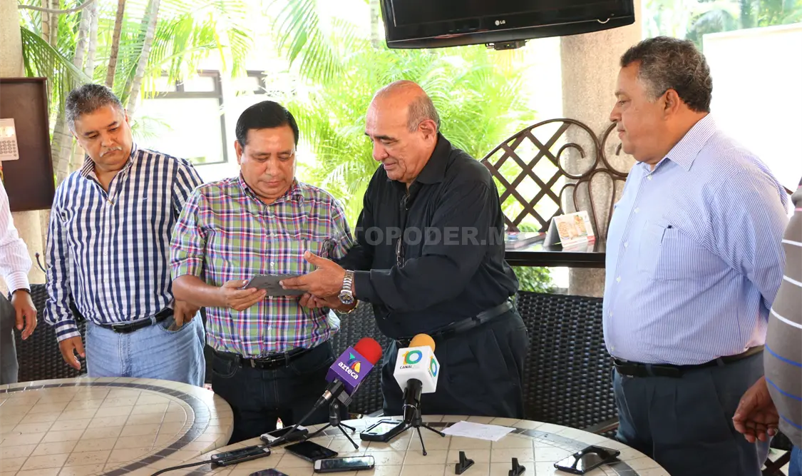Integrantes de la Asociación Chiapaneca de Pesca Deportiva, entregaron reconocimiento a Victor Hugo Martínez, por su la gestión en beneficio de la pesca. Guillermo Ramos / CP