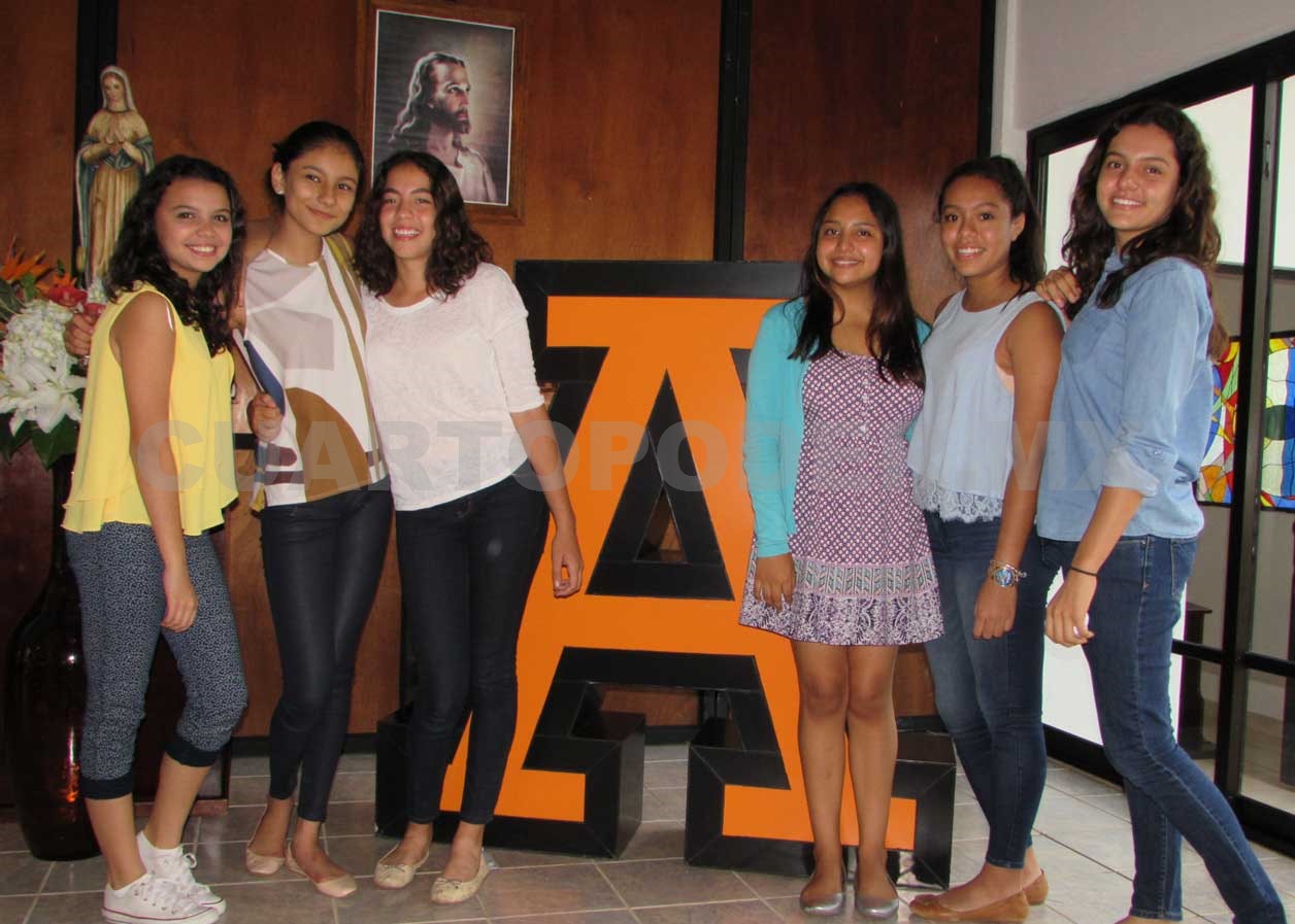 Estudiantes listos para el bachillerato
