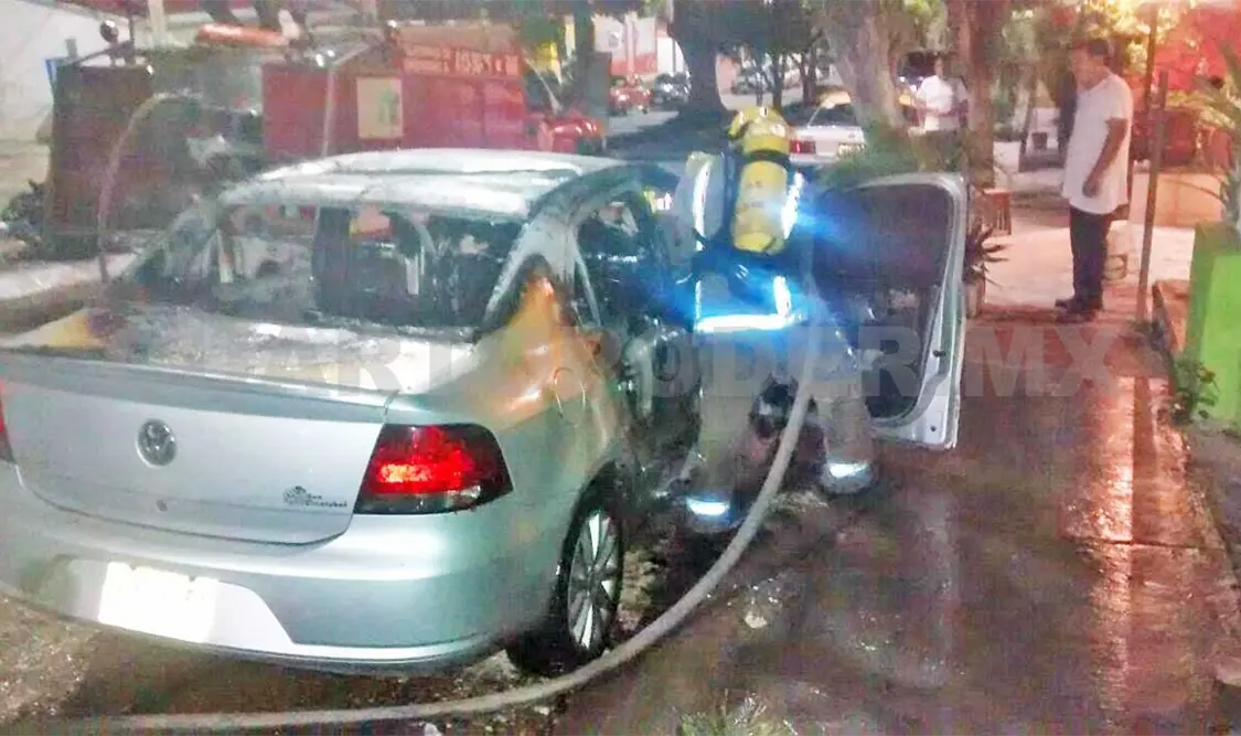 Se incendia auto de forma misteriosa