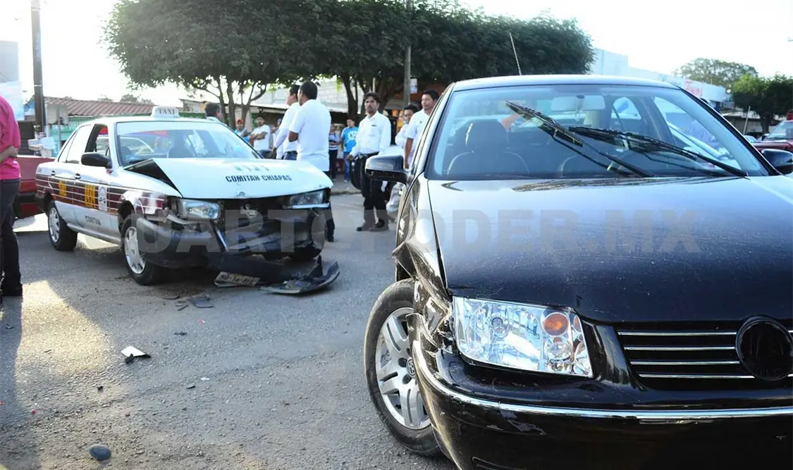 Choca con taxi por pasarse el semáforo