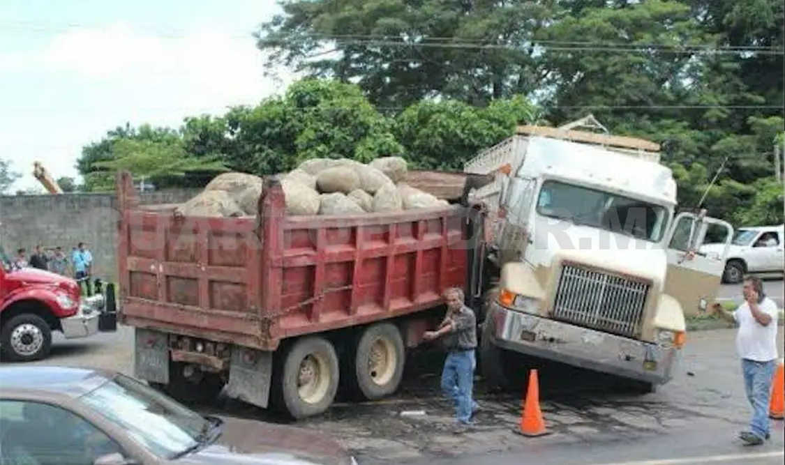 Choque de titanes; un herido