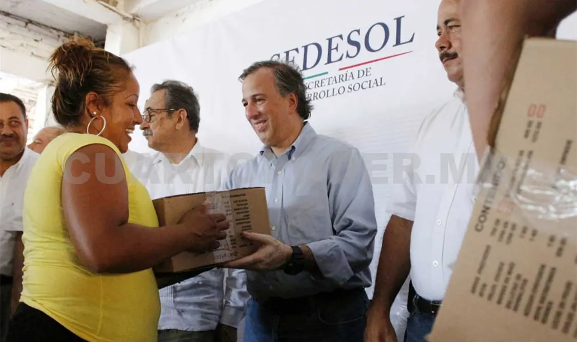 En las comunidades La Central, El Paraíso y Cerro de Ortega, Meade Kuribreña entregó despensas a la población afectada. NTX