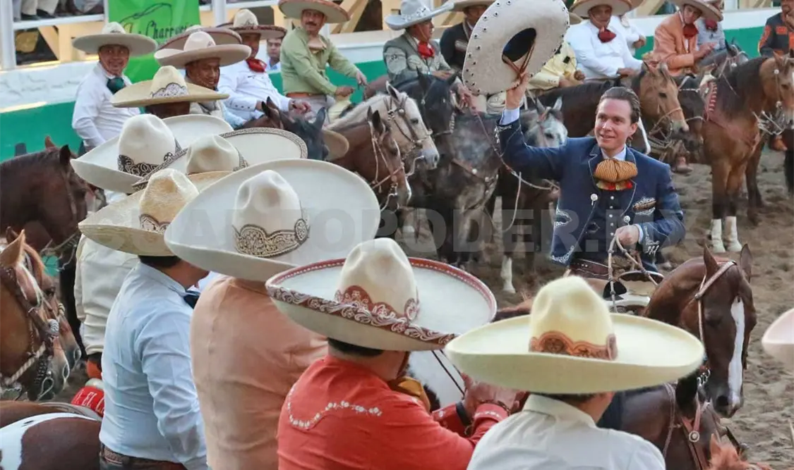 Manuel Velasco encabezó el recorrido con personalidades del ámbito charro. CP