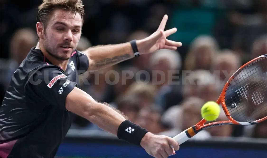 El suizo Stanislas Wawrinka devuelve la pelota a Novak Djokovic, de Serbia, durante su partido de semifinales del torneo. Cortesía