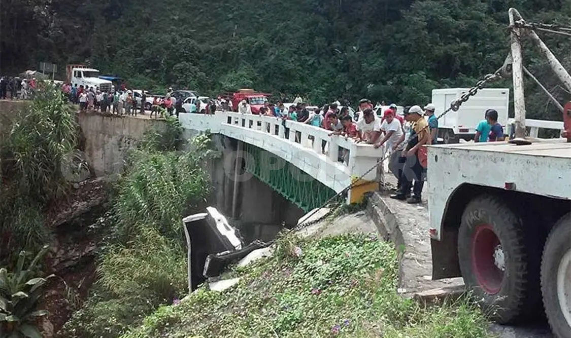 Momento en que una grúa sacó la camioneta que cayó al río en Tapilula, luego de salirse del puente El Salvador. Manuel Morales / CP