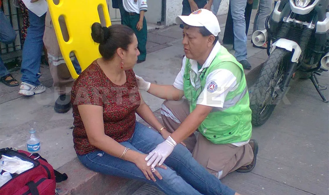 Andamio cae sobre profesora