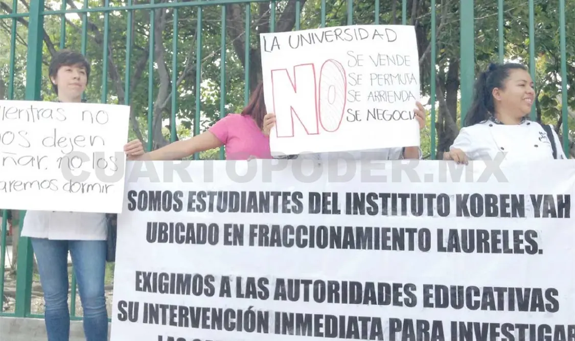 Cierran universidad y abandonan a cientos de estudiantes