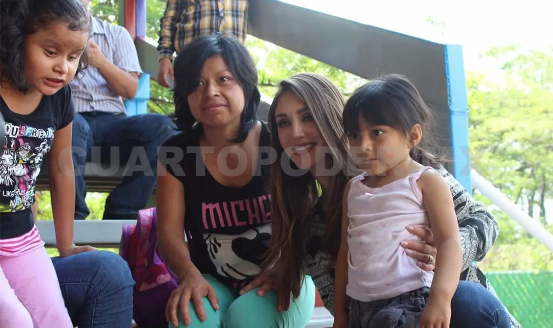 Visita Anahí de Velasco a pacientes del Centro de Equinoterapia