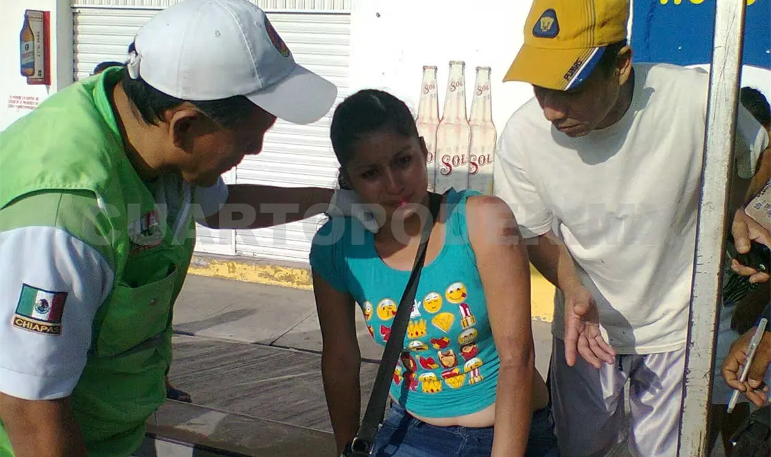 Mujer embiste a motociclistas