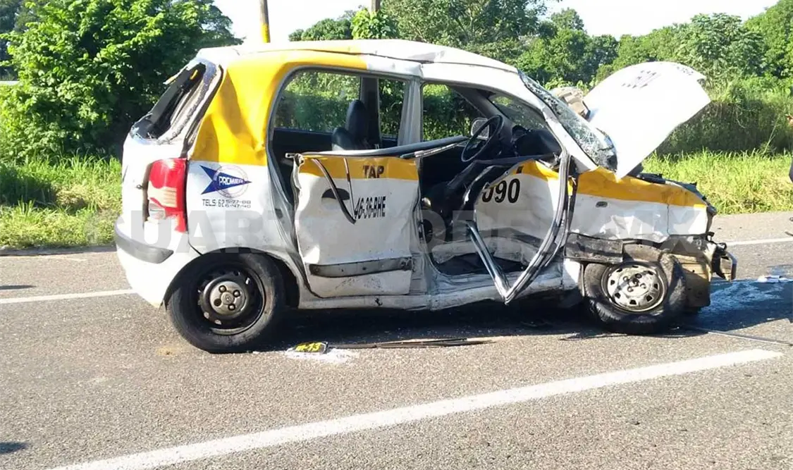 Taxista provoca choque en un retorno; 4 heridos