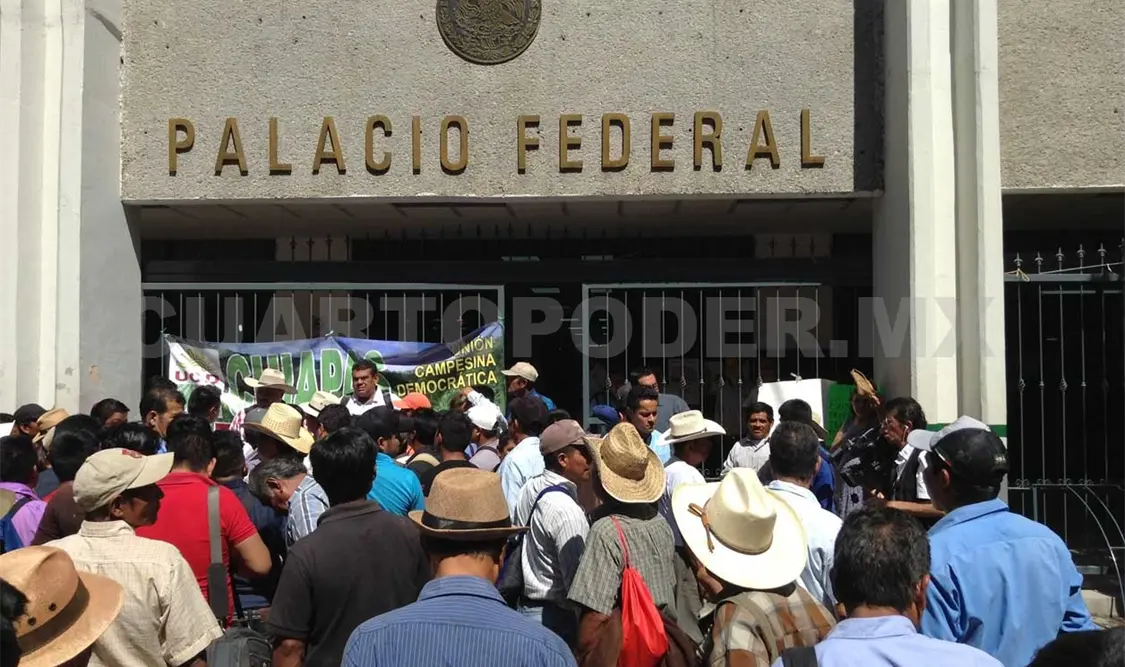 Campesinos protestan en Palacio Federal