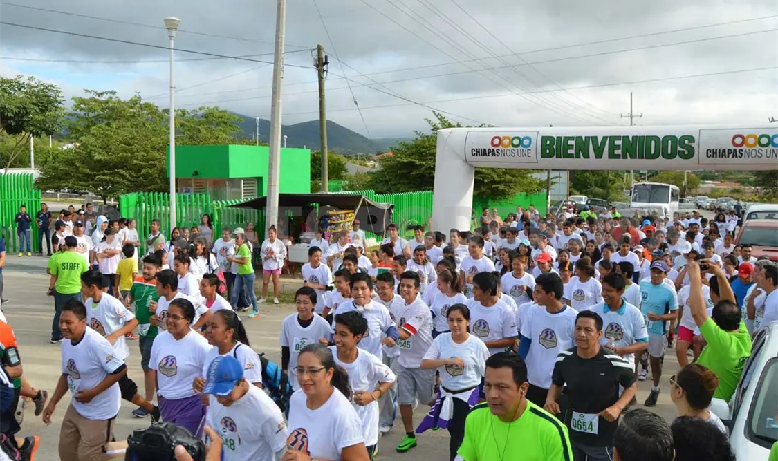 Asistentes a la carrera de aniversario de la institución. CP