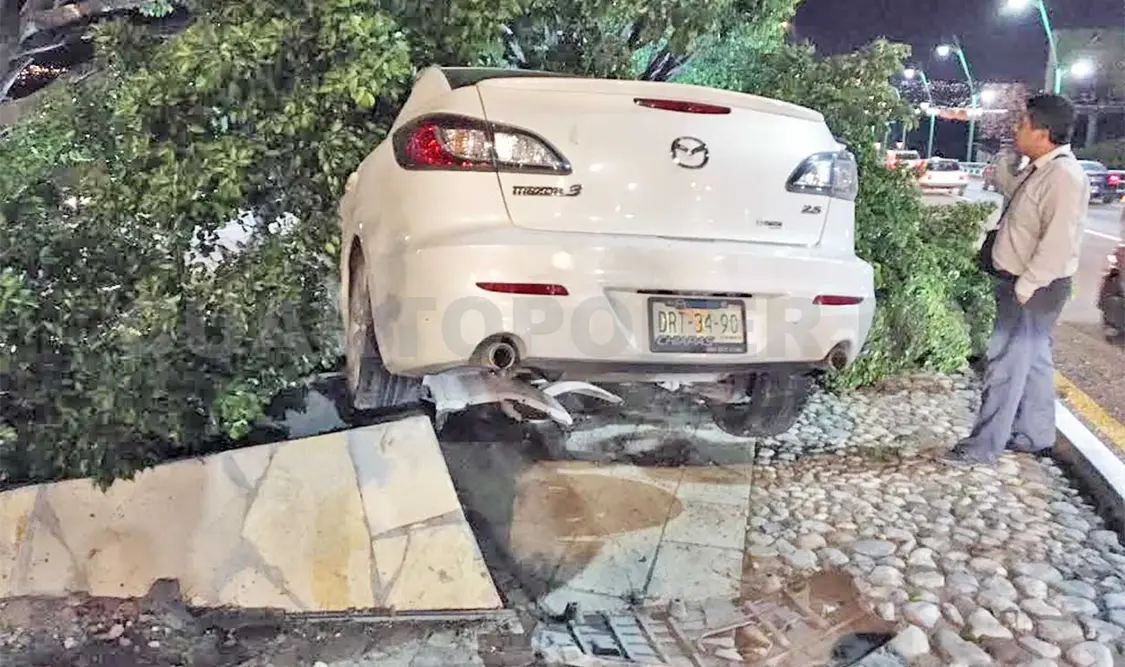 Mazda iba volando