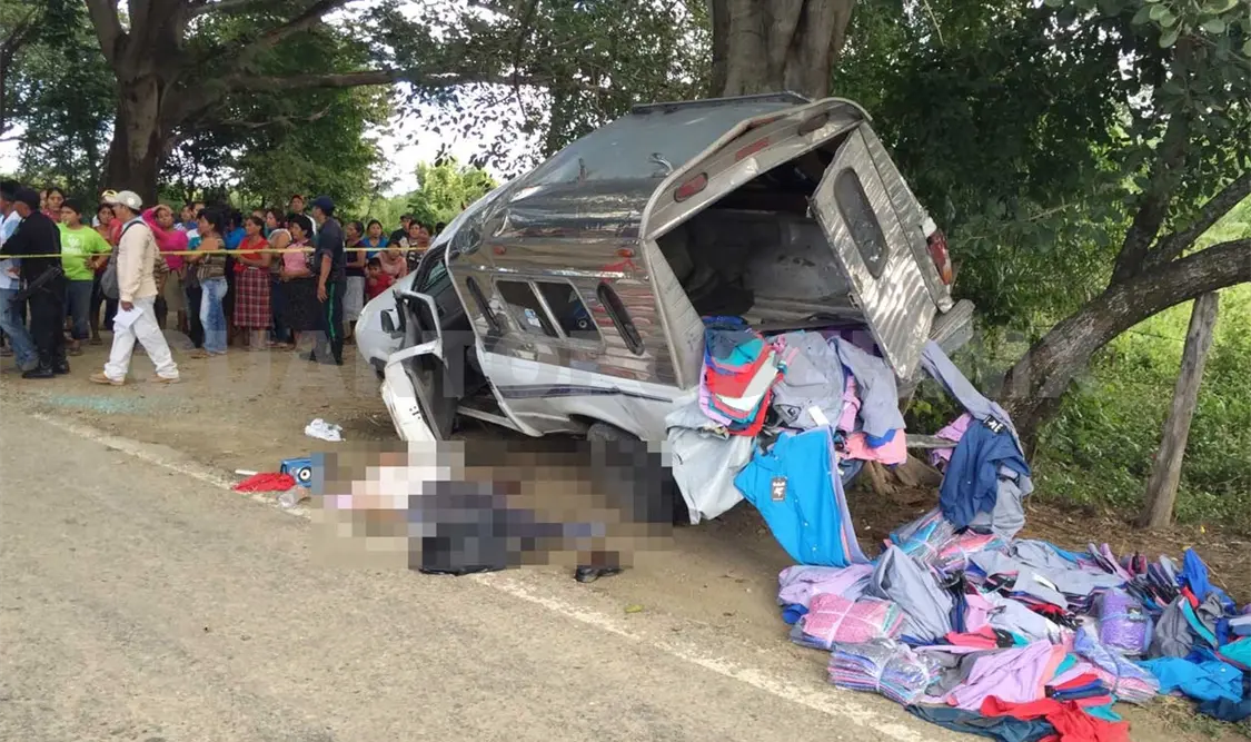 Mueren arrollados cuando esperaban el transporte