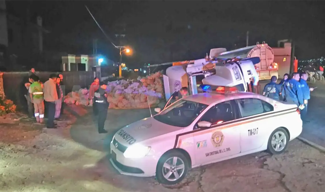 Se accidenta trailer cargado de cebolla