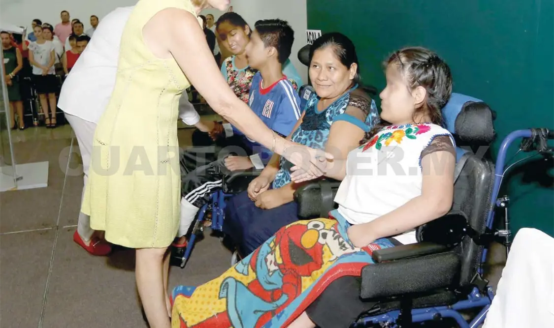 Entrega Leticia Coello apoyos