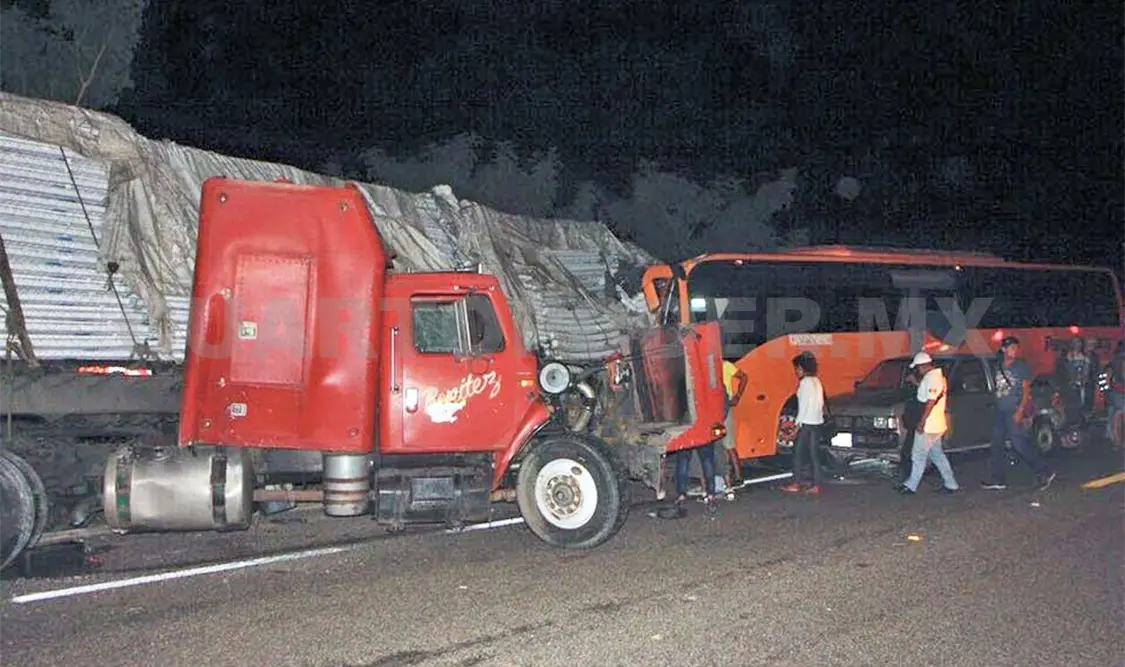 Choca autobús con tráiler; 21 heridos