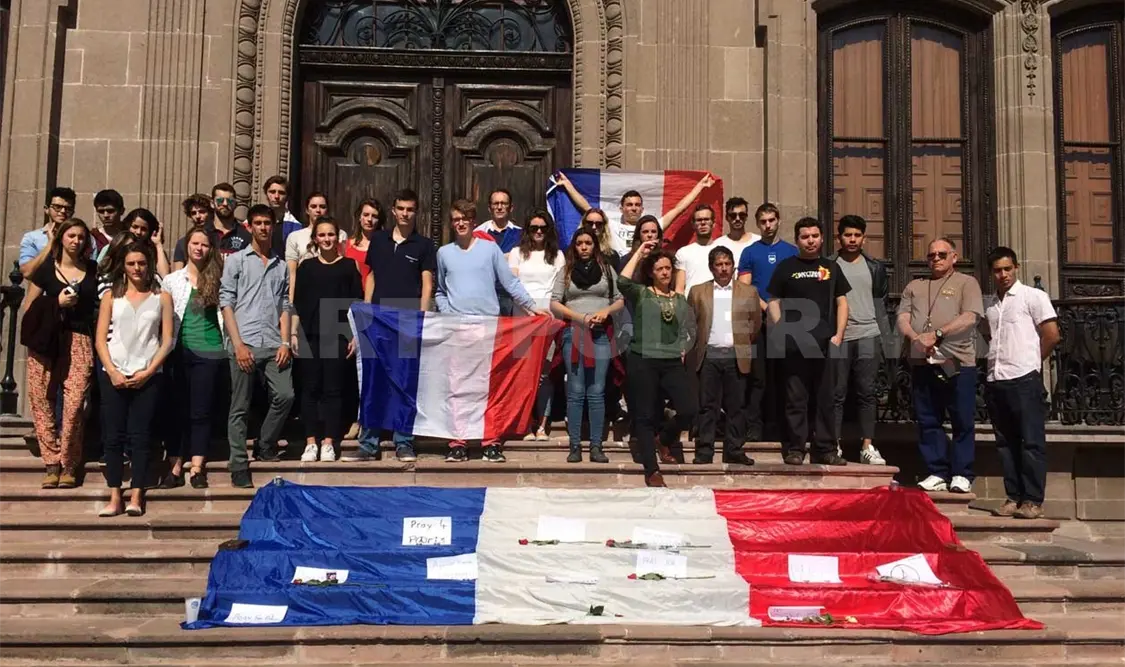 Homenaje a víctimas de ataques en París