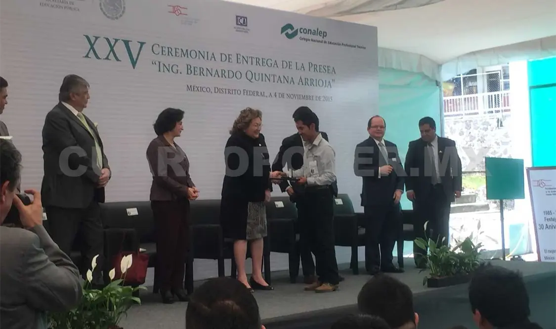 Entregan medalla a la excelencia académica