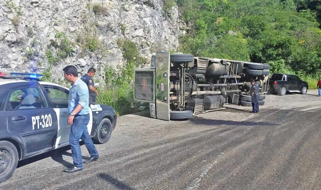 Vuelca tráiler que transportaba velas