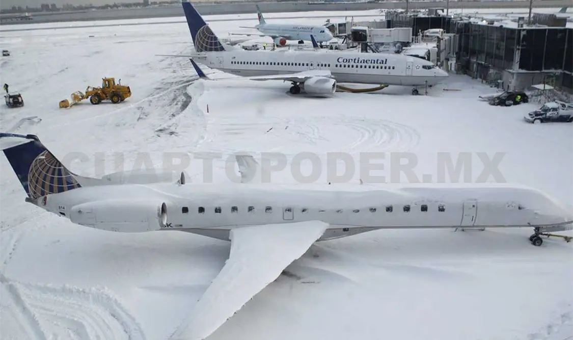 Diversos aeropuertos cancelaron vuelos por acumulación de nieve. Agencias