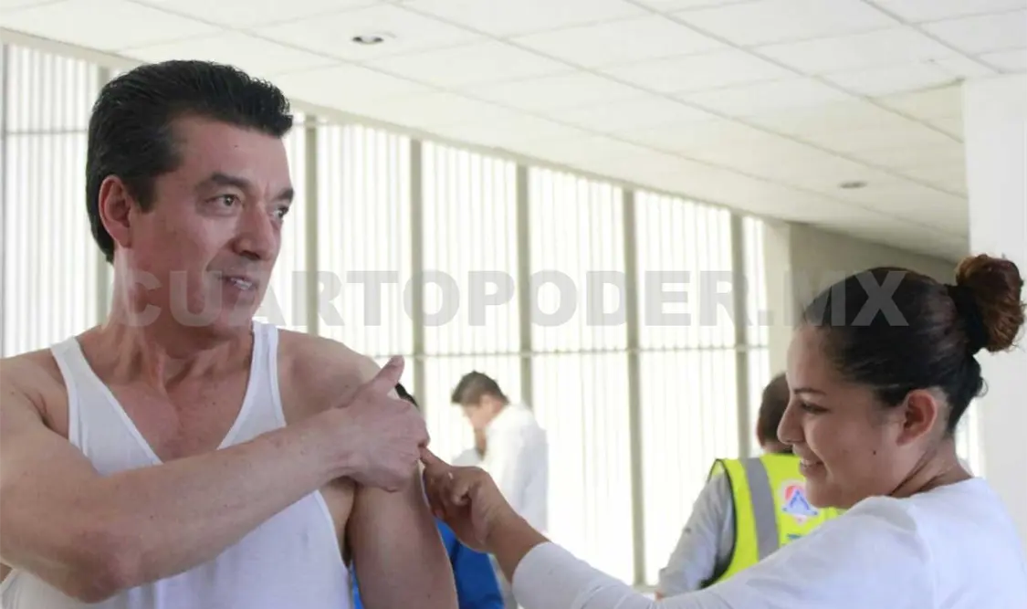El magistrado presidente acudió al llamado de la campaña de salud para aplicarse la primera dosis. CP