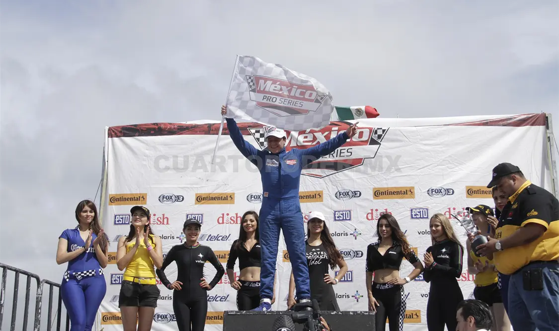 Al término de la carrera, Fabián Welter recibió el trofeo que lo acreditó como ganador de la carrera. Guillermo Ramos / CP